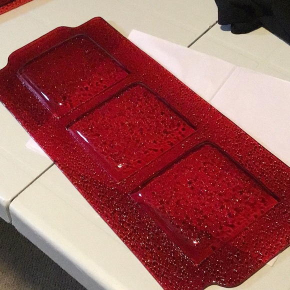 🎄
Red glass serving dish with 3 separate divided spaces., NEW - Picture 2 of 13